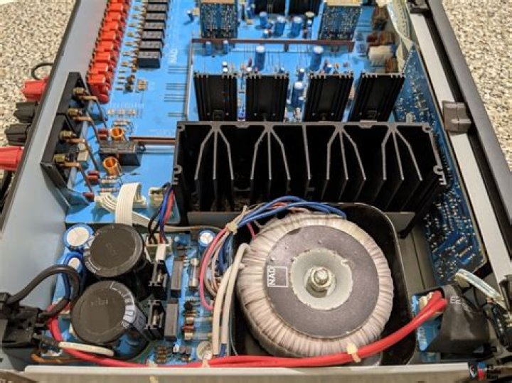 Is the NAD C 320bee PWR amplifier removable?