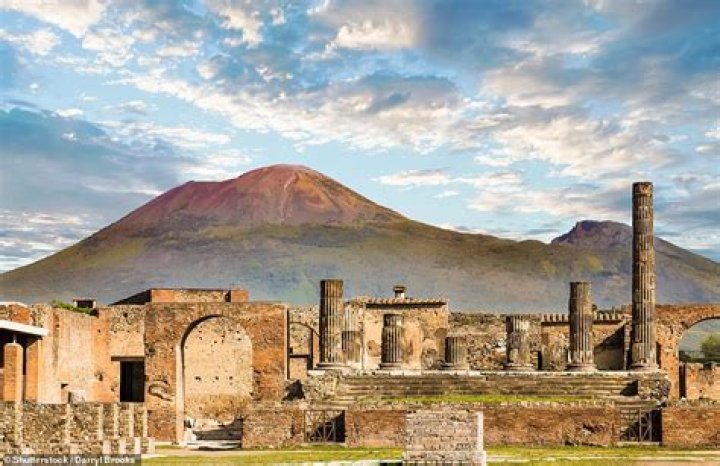 Is there volcanoes in Pompeii?