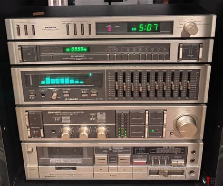 What are the components of a pioneer stereo system?