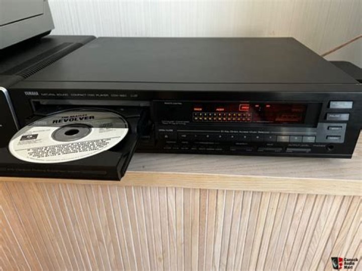 What are the features of a Yamaha compact disc player?