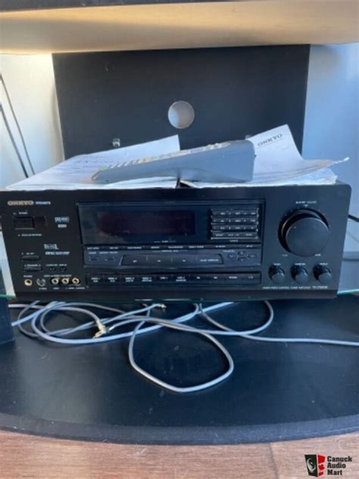 What are the features of the Onkyo TX ds838?