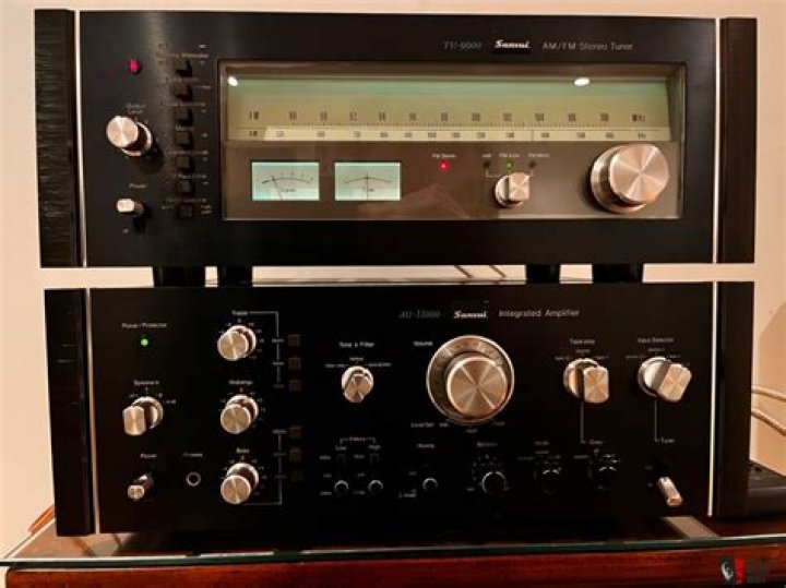 What are the features of the Sansui AU-9900?