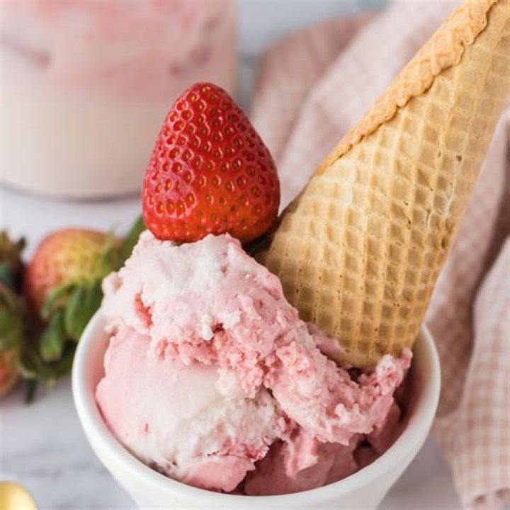 What are the ingredients in strawberry ice cream?
