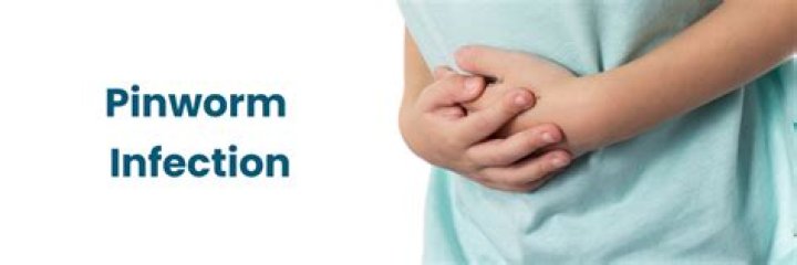What are the symptoms of a pinworm infection?