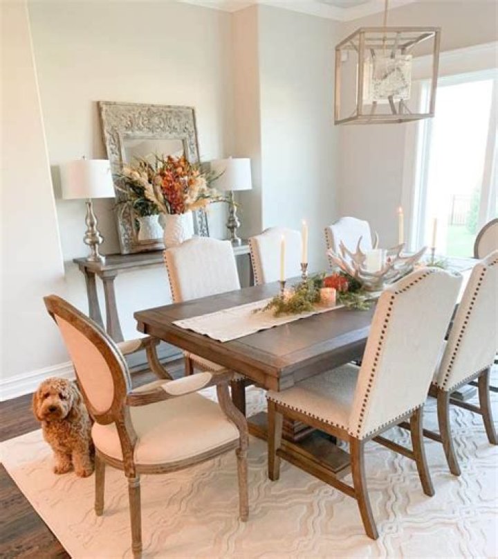 What can I use to decorate my dining table?