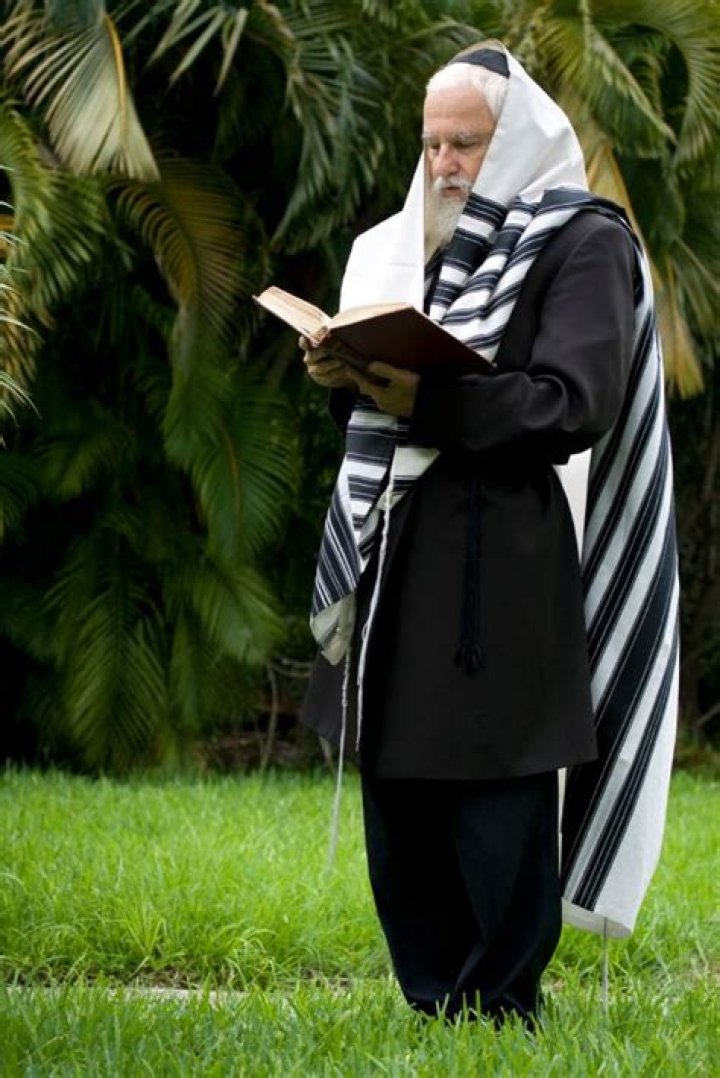 What clothes does a rabbi wear?