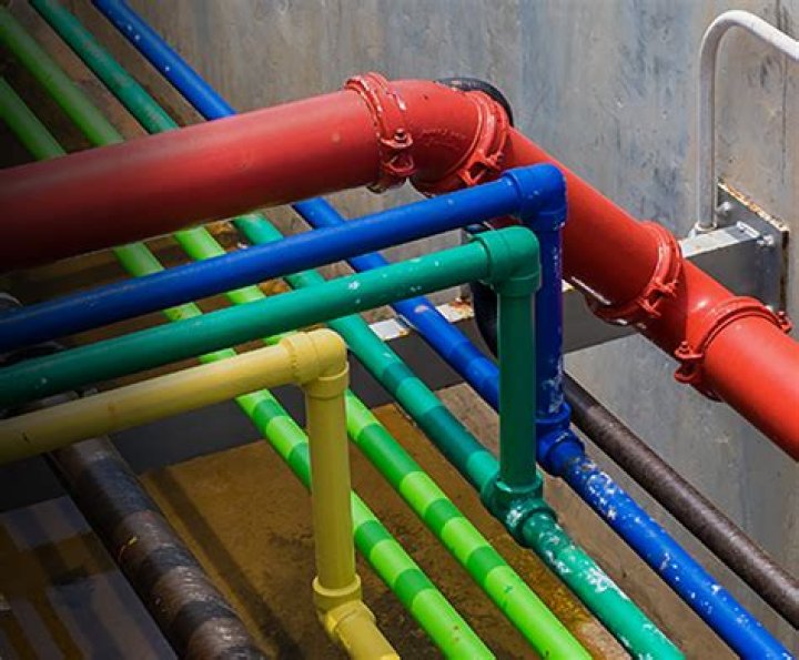What color should sprinkler pipes be painted?