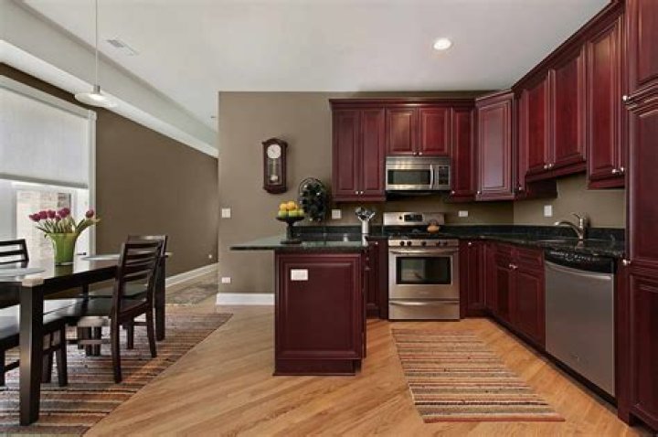 What colors go well with cherry furniture?
