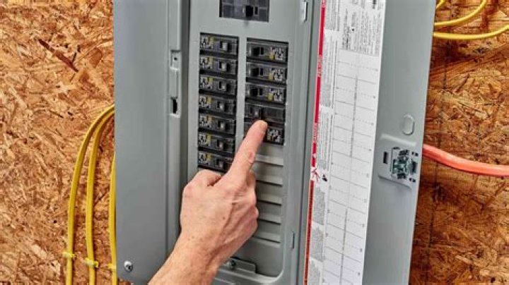 What does it mean when a circuit breaker hums?