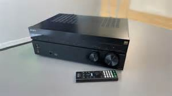 What is a stereo amplifier?