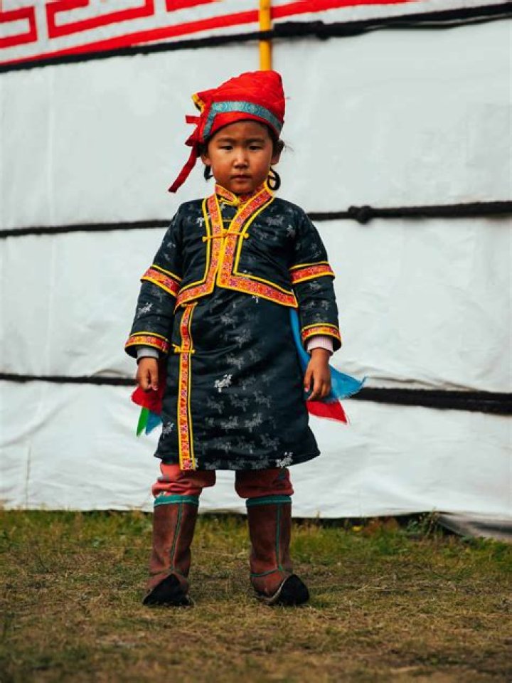 What is Mongolian clothing called?