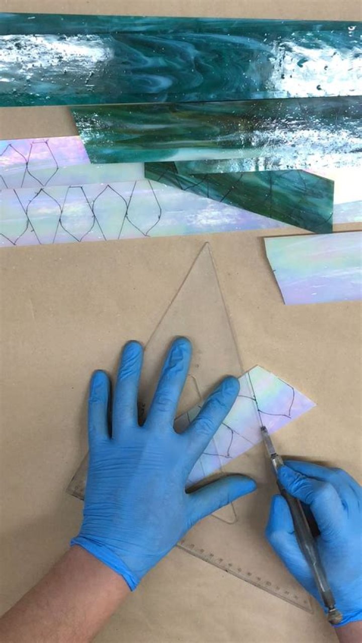 What is the best tool to cut stained glass?