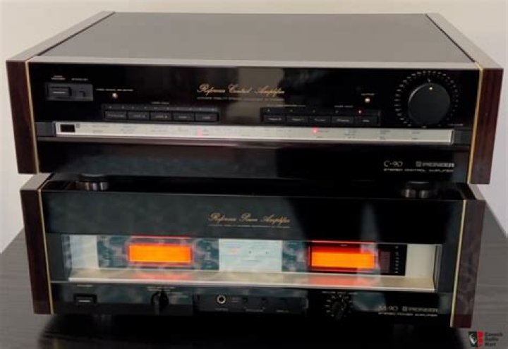 What kind of amplifier does a pioneer stack system use?