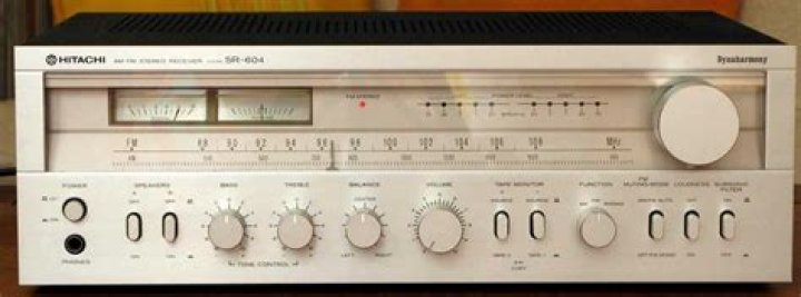 What kind of audio amplifier does Hitachi sr-604 have?