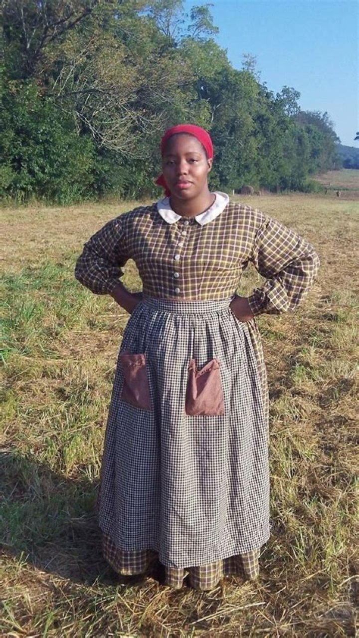 What kind of dresses did slaves wear?