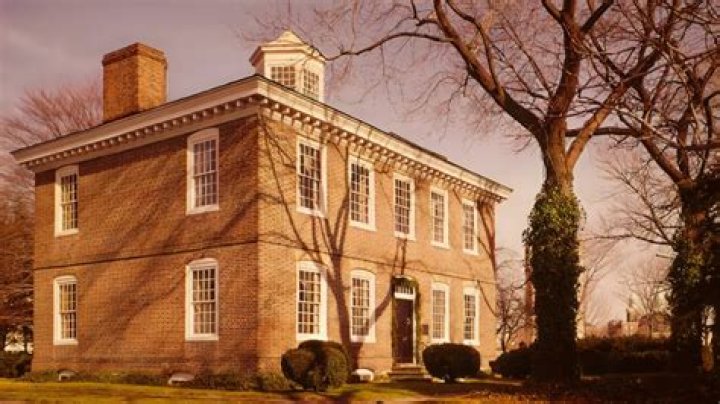 What kind of houses did the Pomo live in?