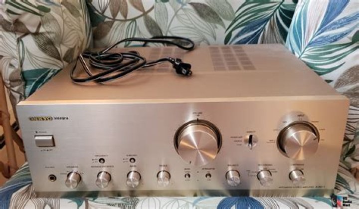 What kind of integrated amplifier does Onkyo use?