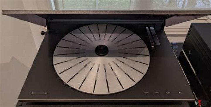 What kind of motor does Bang and Olufsen Beogram turntable have?