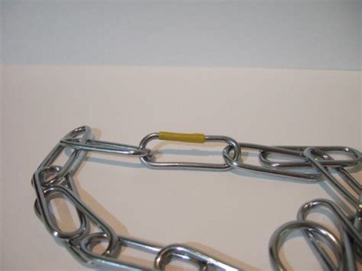 What kind of necklace does Vyvyan Basterd wear?