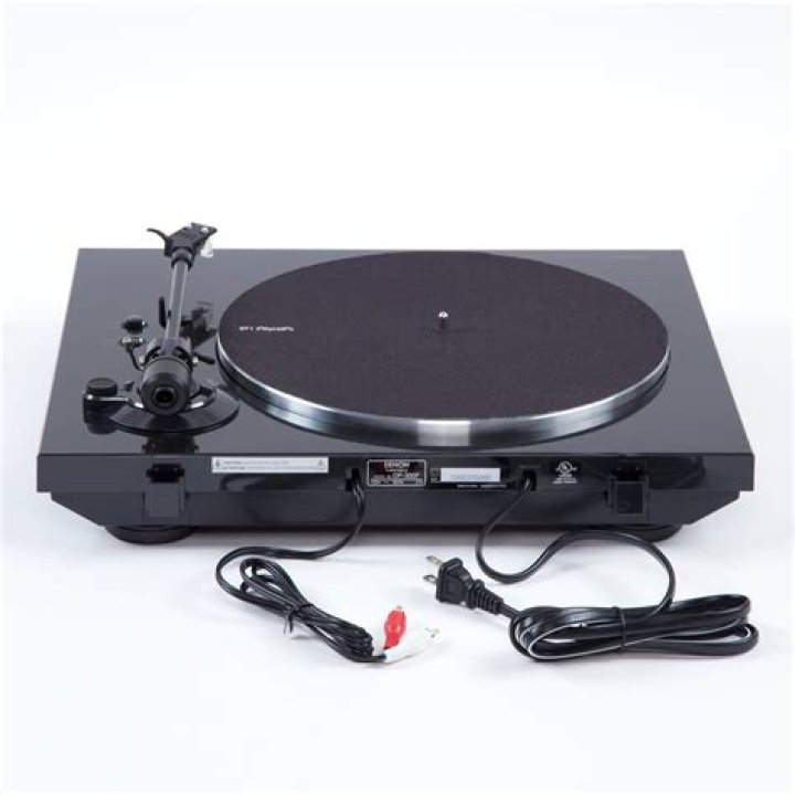 What kind of platter does a Denon turntable use?