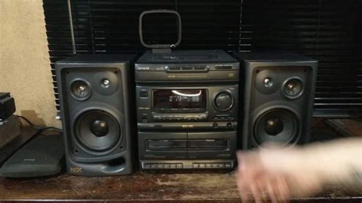 What kind of radio does the AIWA NSX 340 have?