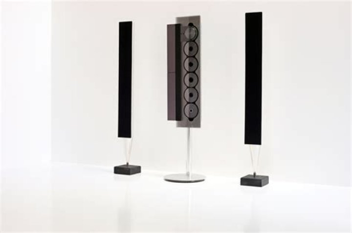What kind of radio does The BeoSound 9000 have?
