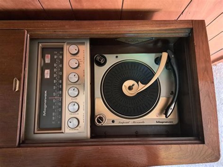 What kind of record player did Magnavox have?