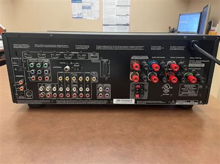 What kind of speakers does Onkyo tx-sr607 have?