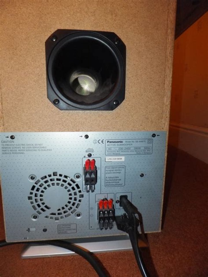 What kind of subwoofer does Panasonic sa-ht870 have?