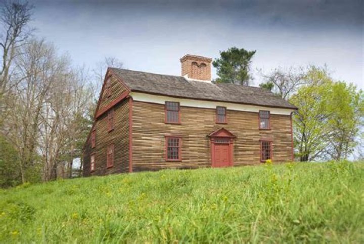 What type of houses did Massachusetts colony have?