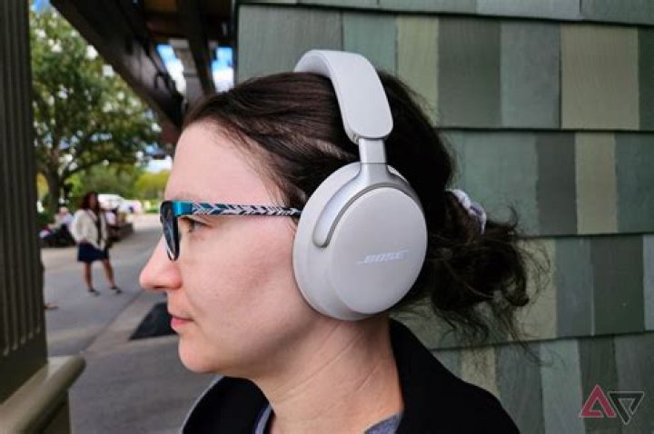 What was the first review of Bose headphones?