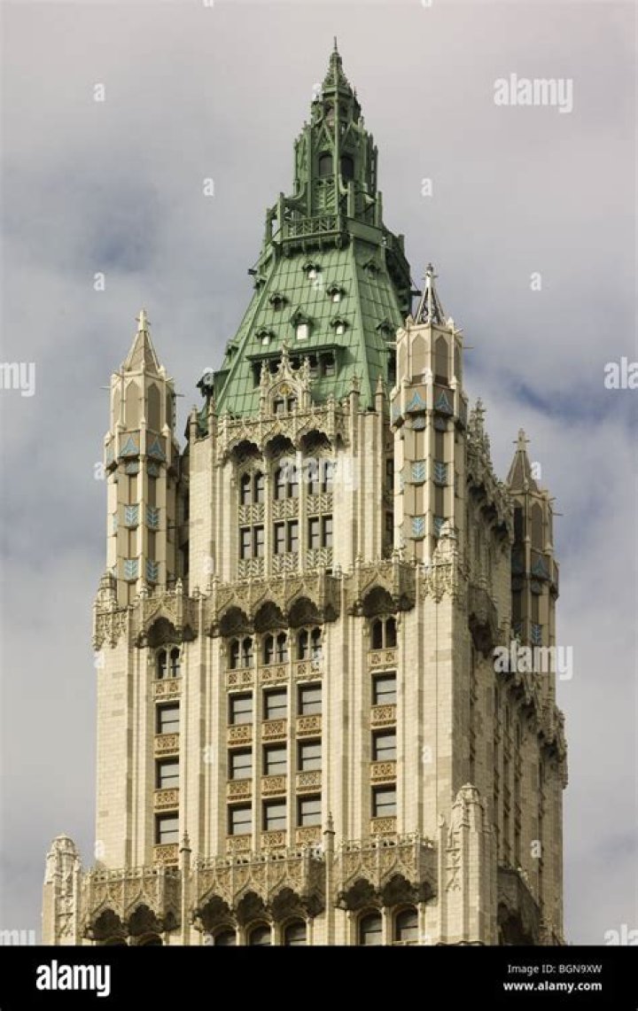 When was the Woolworth building completed?