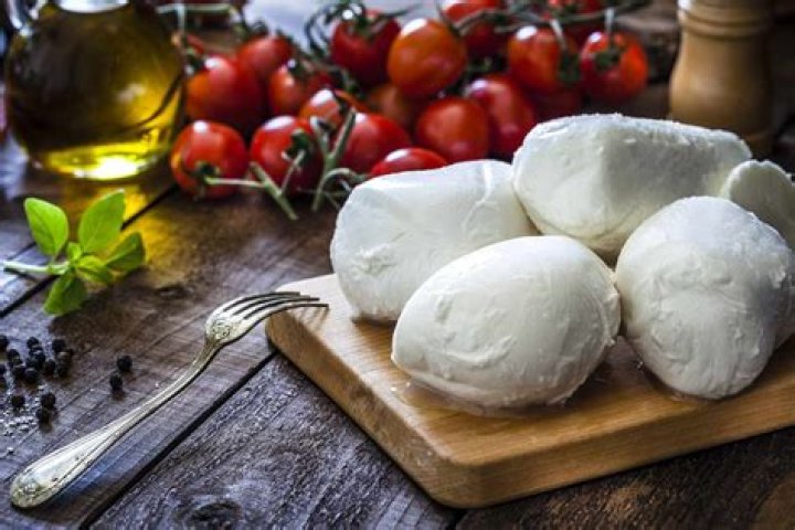 Where do mozzarella cheese come from?