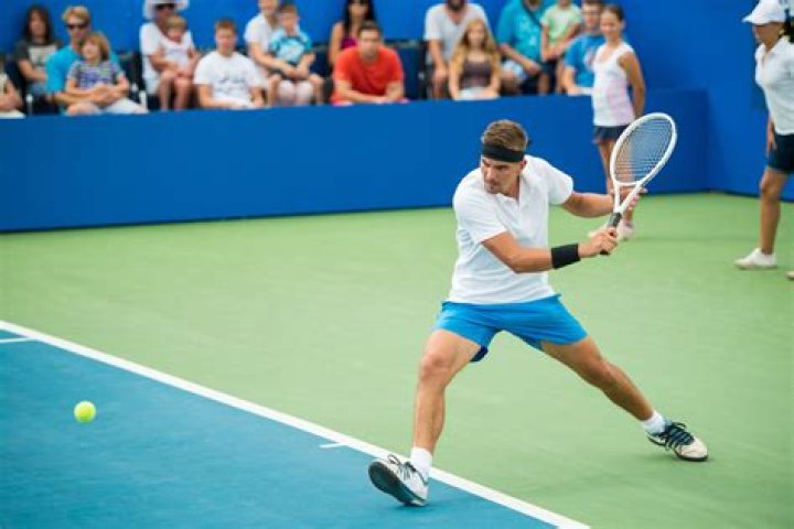 Which is correct long tennis or lawn tennis?