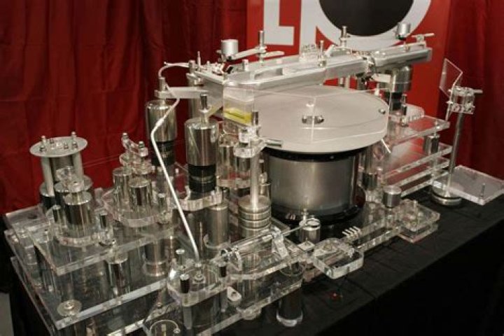 Who are the manufacturers of linear tracking turntables?
