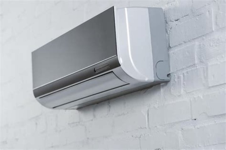 Why does my air conditioner turn off after 15 minutes?